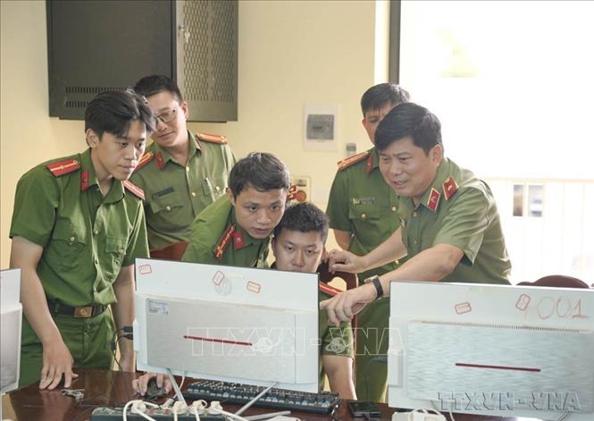 Công an tỉnh Điện Biên triệt phá thành công 2 tổ chức tội phạm hoạt động xuyên quốc gia về lừa đảo chiếm đoạt tài sản trên không gian mạng, tổ chức đánh bạc trực tuyến và rửa tiền, bắt giữ 171 đối tượng. Trong ảnh: Thiếu tướng Vũ Văn Đấu, Giám đốc Công an tỉnh Điện Biên kiểm tra dữ liệu điện tử truy xuất từ máy tính của tổ chức tội phạm (06/08/2026). Ảnh: TTXVN phát