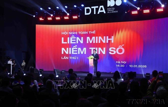 Đại tá Nguyễn Hồng Quân, Phó Cục trưởng Cục An ninh mạng và phòng, chống tội phạm sử dụng công nghệ cao phát biểu khai mạc hội nghị toàn thể Liên minh Niềm tin số (Digital Trust Alliance - DTA) lần thứ nhất diễn ra tại Hà Nội (10/01/2026). Ảnh: Phạm Kiên - TTXVN