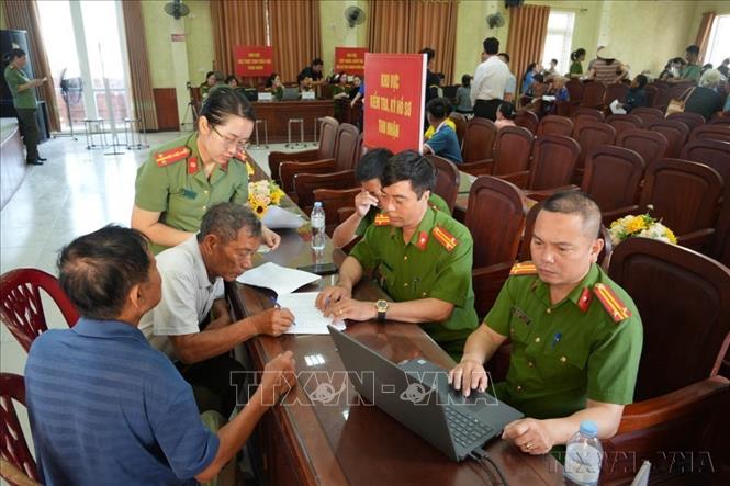 Thực hiện chủ trương của Chính phủ về xây dựng ngân hàng dữ liệu ADN phục vụ xác định danh tính hài cốt liệt sĩ chưa rõ thông tin, Công an tỉnh Nghệ An đang triển khai chiến dịch thu nhận mẫu ADN quy mô lớn đối với thân nhân các liệt sĩ trên địa bàn (25/6/2026). Ảnh: Bích Huệ - TTXVN