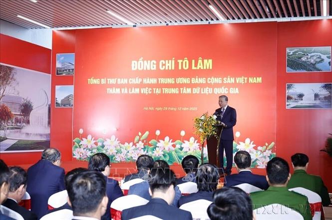 Chiều 29/12/2025, Tổng Bí thư Tô Lâm thăm, làm việc tại Trung tâm Dữ liệu quốc gia số 1 (Khu Công nghệ cao Hòa Lạc, Hà Nội). Ảnh: Thống Nhất- TTXVN