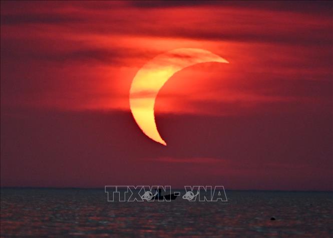 Ngày 12/8/2026, giới yêu thiên văn có cơ hội được quan sát nhật thực toàn phần xuất hiện trên một dải hẹp đi qua phía Đông Greenland, phía Tây Iceland, miền Bắc Tây Ban Nha và một phần Đông Bắc Bồ Đào Nha. Trong thời gian toàn phần, Mặt Trăng che khuất hoàn toàn Mặt Trời, khiến bầu trời tối sẫm và làm lộ rõ vành nhật hoa – lớp khí quyển ngoài cùng của Mặt Trời. Ảnh: Nhật thực một phần được quan sát tại Ladispoli, Italy. Ảnh: THX/TTXVN phát 