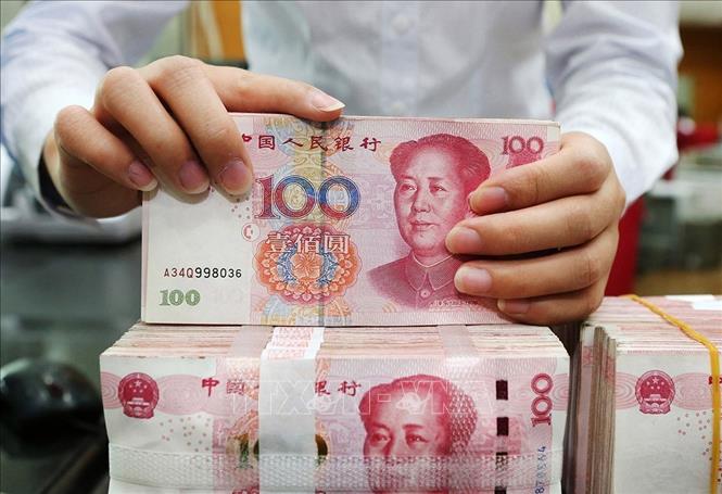 Ngày 10/8/2026, Ngân hàng Nhân dân Trung Quốc thông báo đã ban hành “Quy hoạch cải cách và phát triển Ngân hàng Nhân dân Trung Quốc giai đoạn Quy hoạch 5 năm lần thứ 15”, xác định các nhiệm vụ trọng tâm về cải cách và phát triển của Ngân hàng trung ương Trung Quốc trong giai đoạn 2026 - 2030. Nhiệm vụ được đặt lên hàng đầu là xây dựng hệ thống chính sách tiền tệ khoa học, vững chắc và hoàn thiện hệ thống quản lý an toàn vĩ mô toàn diện. Ảnh: Nhân viên ngân hàng kiểm đồng Nhân dân tệ tại thành phố Nam Thông, tỉnh Giang Tô. Ảnh: THX/TTXVN phát