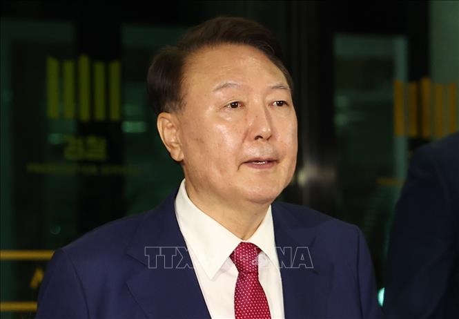 Cựu Tổng thống Hàn Quốc Yoon Suk Yeol rời văn phòng công tố ở Seoul ngày 6/7/2025. Ảnh: Yonhap/TTXVN phát
