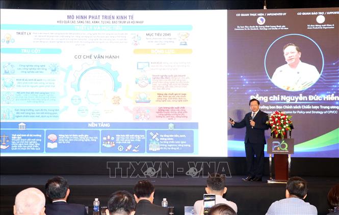 Ông Nguyễn Đức Hiển, Phó Trưởng ban Chính sách, chiến lược Trung ương báo cáo chuyên đề tái định hình mô hình tăng trưởng. Ảnh: Tiến Lực - TTXVN
