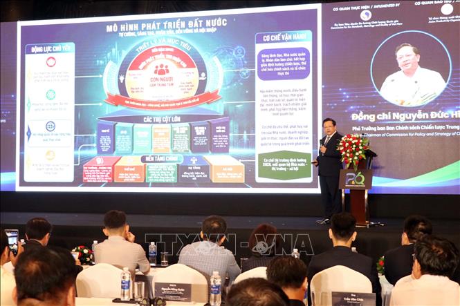 Ông Nguyễn Đức Hiển, Phó Trưởng ban Chính sách, chiến lược Trung ương báo cáo chuyên đề tái định hình mô hình tăng trưởng. Ảnh: Tiến Lực - TTXVN