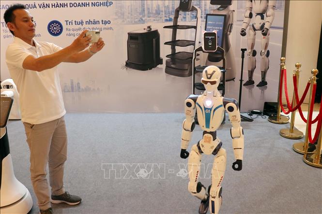 Đại biểu tìm hiểu, trải nghiệm các sản phẩm, giải pháp công nghệ được trưng bày tại Diễn đàn. Ảnh: Tiến Lực - TTXVN