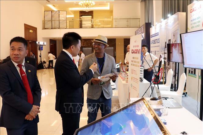 Đại biểu tham quan các gian hàng trưng bày tại Diễn đàn. Ảnh: Tiến Lực - TTXVN
