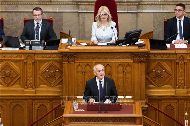 Với 140 phiếu thuận và 6 phiếu chống trong cuộc bỏ phiếu kín, Quốc hội Hungary ngày 11/8/2026 đã bầu ông Andras Baka (phía trước), cựu Chánh án Tòa án Tối cao, làm Tổng thống mới. Phát biểu sau khi được bầu, ông Baka cho rằng tình trạng phân cực sâu sắc trong xã hội và chính trị là một trong những thách thức lớn nhất của Hungary, sau 16 năm dưới sự lãnh đạo của cựu Thủ tướng Viktor Orban. Ảnh: THX/TTXVN phát