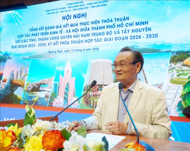 Tiến sĩ Trần Du Lịch trình bày tham luận tại Hội nghị. Ảnh: Lê Phước Ngọc - TTXVN 