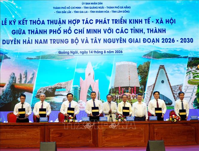 Ký kết Thỏa thuận hợp tác giai đoạn 2026-2030. Ảnh: Lê Phước Ngọc - TTXVN 