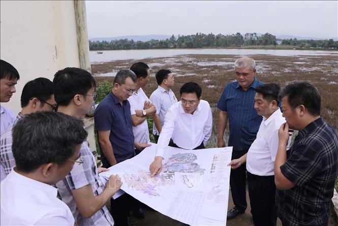 Phó Chủ tịch UBND tỉnh Phú Thọ Vũ Việt Văn nghiên cứu bản đồ, vị trí đề xuất bố trí điểm đổ chất thải tại phường Xuân Hòa. Nguyễn Thảo – TTXVN