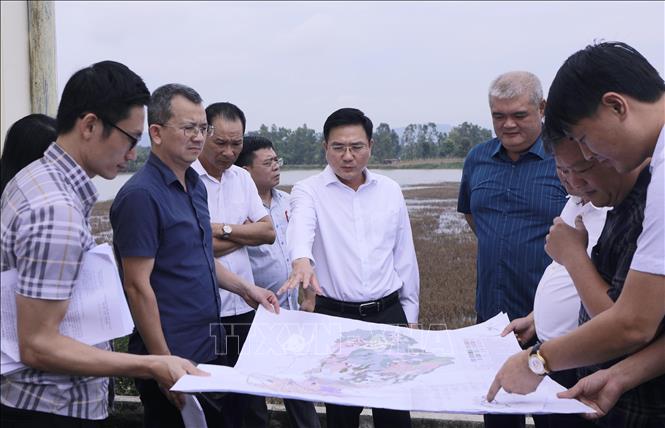 Phó Chủ tịch UBND tỉnh Phú Thọ Vũ Việt Văn cùng đại diện các sở, ngành nghiên cứu bản đồ, vị trí đề xuất bố trí điểm đổ chất thải tại phường Xuân Hòa. Ảnh: Hoàng Hùng - TTXVN