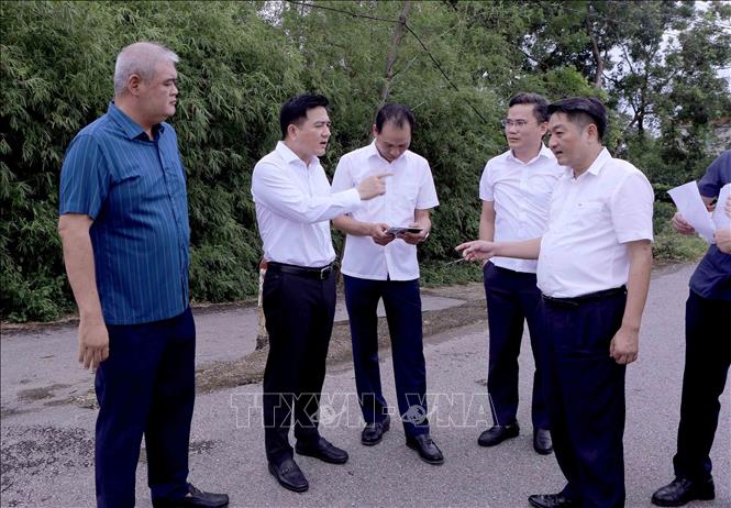 Phó Chủ tịch UBND tỉnh Phú Thọ Vũ Việt Văn trao đổi với các đơn vị tại điểm khảo sát thứ hai về phương án bố trí điểm đổ chất thải. Ảnh: Hoàng Hùng - TTXVN