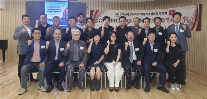 Các đại biểu tham dự tọa đàm chụp ảnh lưu niệm. Ảnh: Khánh Vân - PV TTXVN tại Hàn Quốc