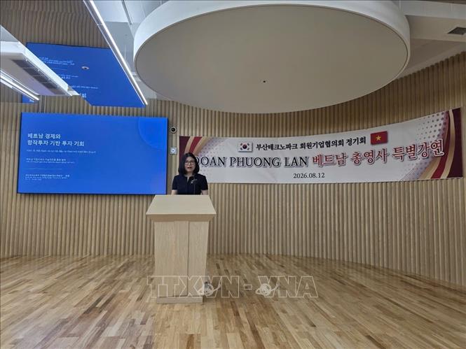 Tổng Lãnh sự Việt Nam tại thành phố Busan Đoàn Phương Lan phát biểu tại Tọa đàm. Ảnh: Khánh Vân - PV TTXVN tại Hàn Quốc