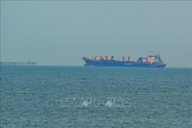 Tàu thương mại neo ngoài khơi Các Tiểu vương quốc Arập thống nhất (UAE), gần khu vực eo biển Hormuz. Ảnh: AA/TTXVN phát