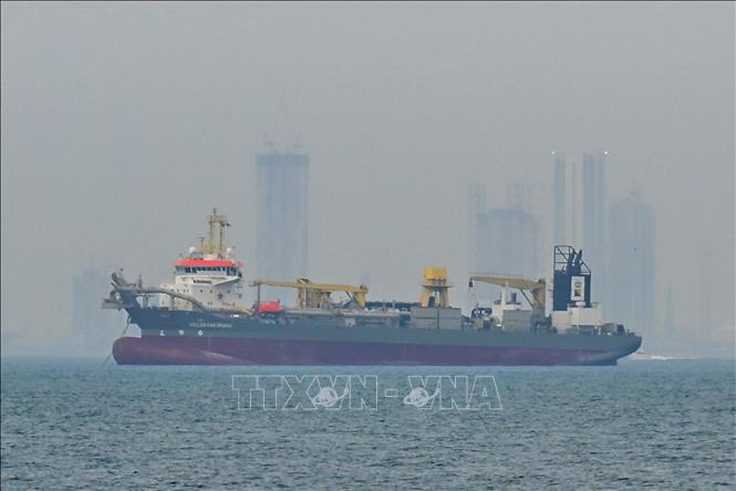 Tàu thương mại neo ngoài khơi Các Tiểu vương quốc Arập thống nhất (UAE). Ảnh: AA/TTXVN phát