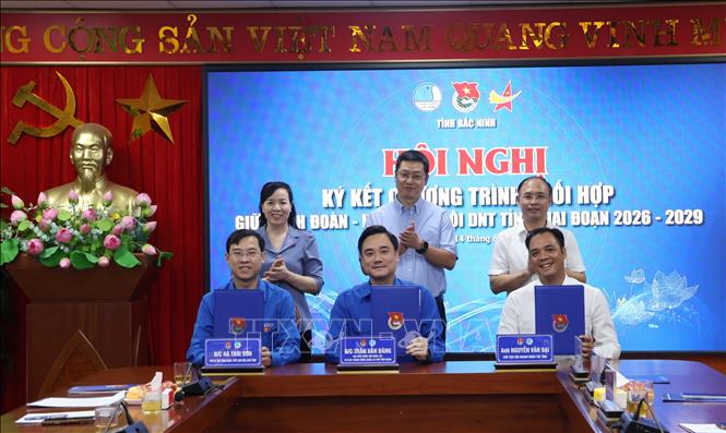 Các đại biểu chứng kiến lễ ký kết chương trình phối hợp. Ảnh: Thanh Thương- TTXVN