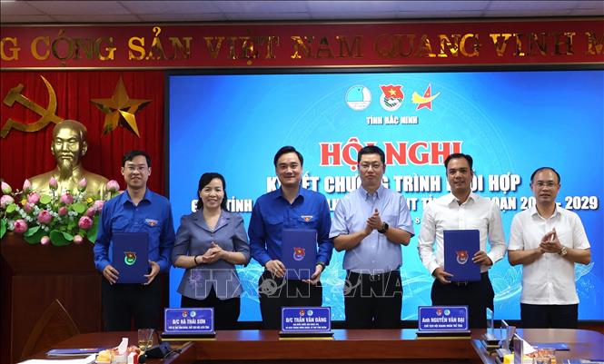 Các đại biểu chứng kiến lễ ký kết chương trình phối hợp. Ảnh: Thanh Thương- TTXVN