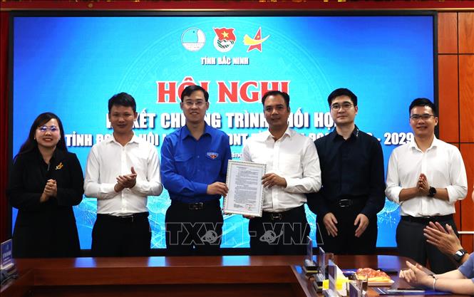 Lãnh đạo Tỉnh Đoàn Bắc Ninh bàn giao Câu lạc bộ Đầu tư và Khởi nghiệp Bắc Ninh về Hội Doanh nhân trẻ tỉnh. Ảnh: Thanh Thương- TTXVN