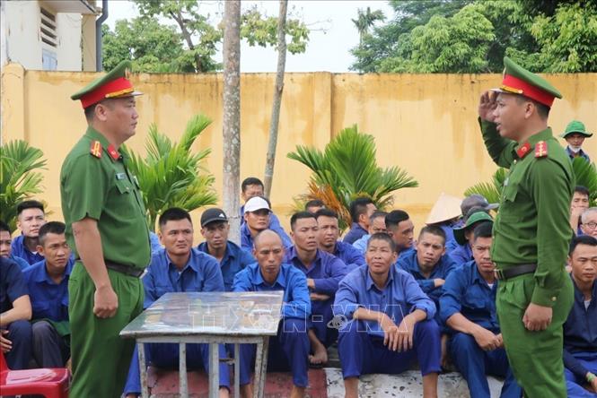 Lực lượng diễn tập báo cáo xin chỉ đạo của lãnh đạo Phòng Cảnh sát Điều tra về ma túy, Công an thành phố Hải Phòng để bắt đầu triển khai phương án diễn tập. Ảnh: Mạnh Minh - TTXVN