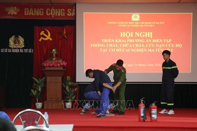 Các chiến sĩ Phòng Cảnh sát phòng cháy, chữa cháy và cứu nạn, cứu hộ (Công an thành phố Hải Phòng) hướng dẫn kỹ năng cứu nạn, cứu hộ cho các cán bộ, học viên Cơ sở cai nghiện ma túy số 2. Ảnh: Mạnh Minh - TTXVN