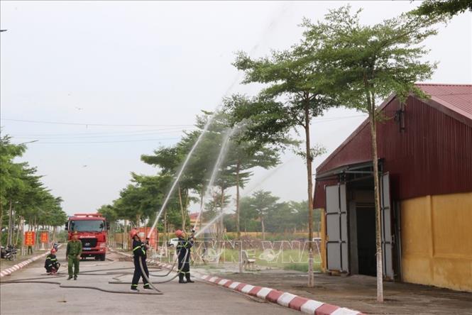 Lực lượng Cảnh sát phòng cháy, chữa cháy và cứu nạn,cứu hộ thực hiện diễn tập chữa cháy tại Cơ sở cai nghiện ma túy số 2. Ảnh: Mạnh Minh - TTXVN