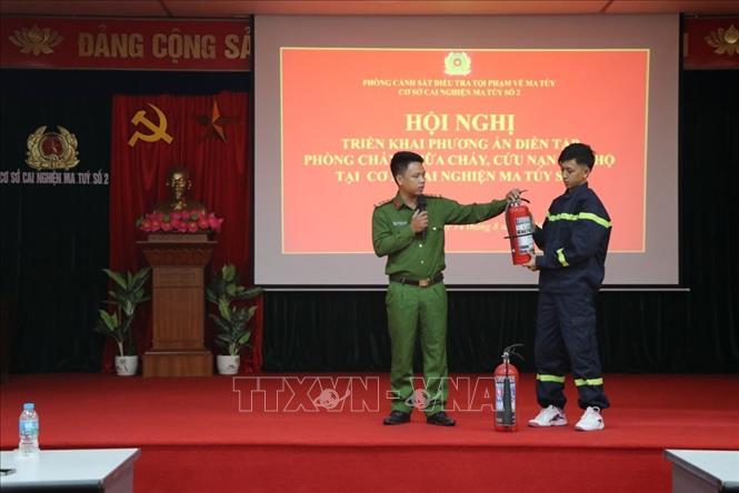 Các chiến sĩ Phòng Cảnh sát phòng cháy, chữa cháy và cứu nạn, cứu hộ (Công an thành phố Hải Phòng) hướng dẫn kỹ năng sử dụng các thiết bị phòng cháy, chữa cháy. Ảnh: Mạnh Minh – TTXVN