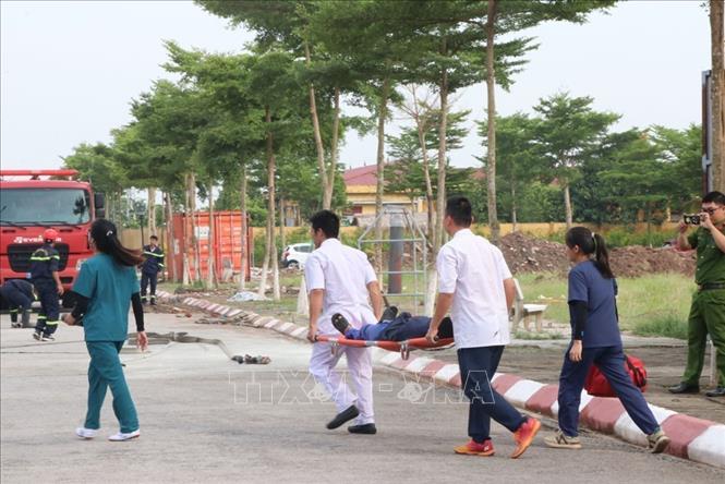 Người lao động tại cơ sở cai nghiện ma túy số 2 tham gia diễn tập cứu hộ, cứu nạn. Ảnh: Mạnh Minh - TTXVN