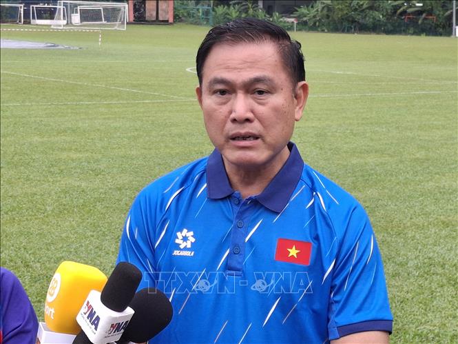 Ông Trần Anh Tú, Phó Chủ tịch Liên đoàn Bóng đá Việt Nam (VFF) kiêm Trưởng đoàn, trả lời báo chí tại sân tập Kelab Aman. Ảnh: Bùi Hoàn - PV TTXVN tại Malaysia
