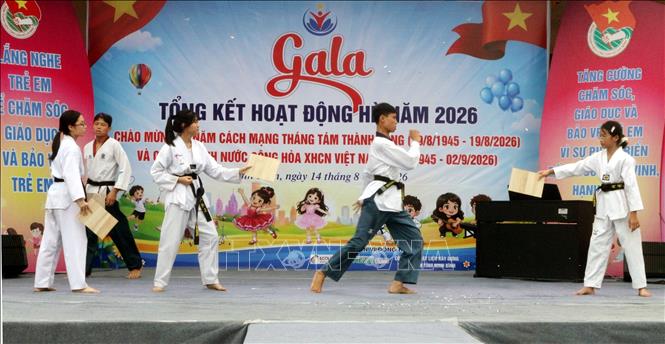 Câu lạc bộ võ thuật biểu diễn tại Gala. Ảnh: Nguyễn Chinh - TTXVN