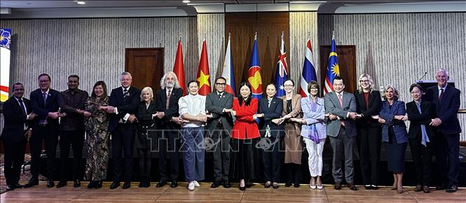 Các đại biểu tham dự Lễ kỷ niệm 59 năm ngày thành lập ASEAN tại bang Tây Australia chụp ảnh lưu niệm. Ảnh: Trung Trang - P/v TTXVN tại Australia