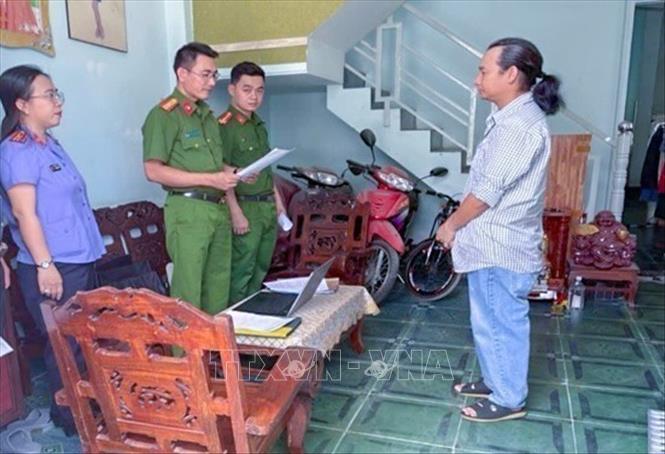 Cơ quan Cảnh sát điều tra Công an thành phố Cần Thơ tống đạt các quyết định đối với Phạm Văn Tân. Ảnh: TTXVN phát