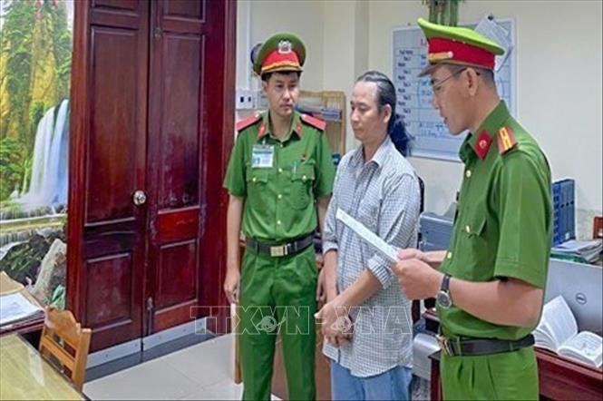 Cơ quan Cảnh sát điều tra Công an thành phố Cần Thơ tống đạt các quyết định đối với Phạm Văn Tân. Ảnh: TTXVN phát