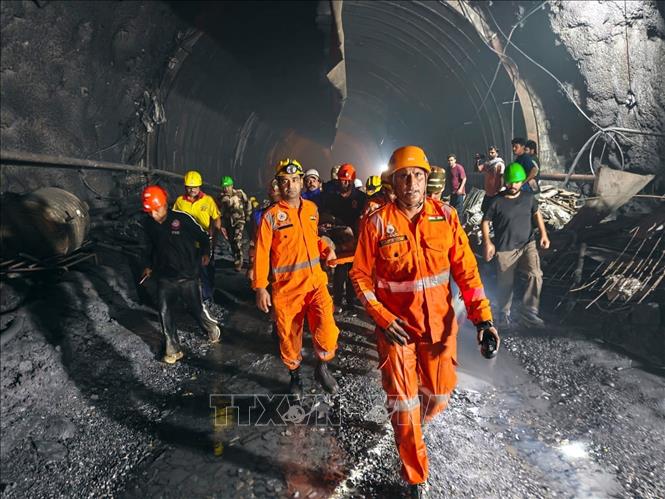 Lực lượng cứu hộ giải cứu các công nhân bị mắc kẹt trong đường hầm ở huyện Chamoli, bang Uttarakhand, Ấn Độ ngày 13/8/2026. Ảnh: ANI/TTXVN phát