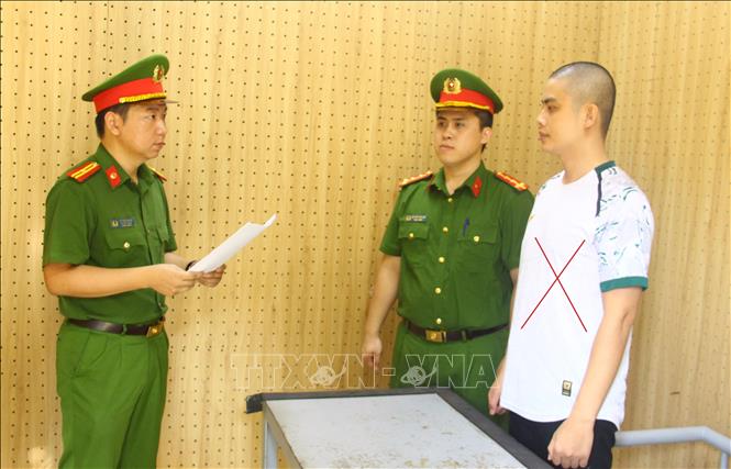 Cơ quan Cảnh sát điều tra, Công an tỉnh Sơn La thi hành các quyết định tố tụng đối với Quàng Văn Tân (X)  Ảnh: TTXVN phát