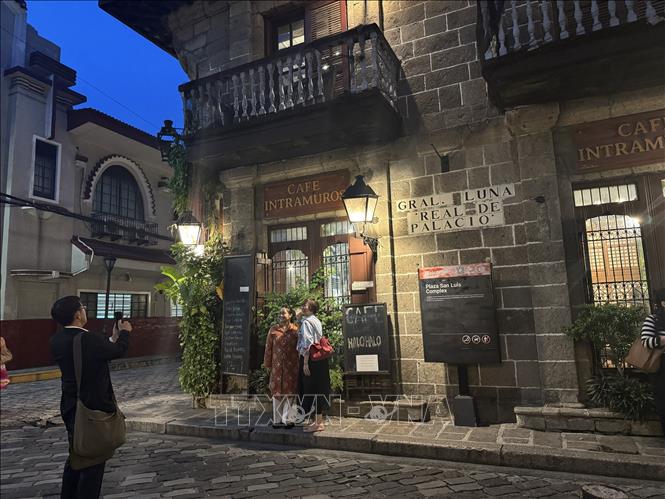 Du khách dừng chân lưu lại những khoảnh khắc bên một biển hiệu đậm chất Intramuros. Ảnh: Đỗ Quyên – PV TTXVN tại Philippines