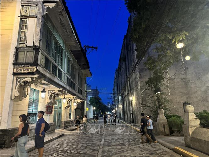 Con đường lát đá cùng những công trình kiến trúc khiến du khách như đang dạo bước giữa châu Âu cổ kính. Ảnh: Đỗ Quyên – PV TTXVN tại Philippines