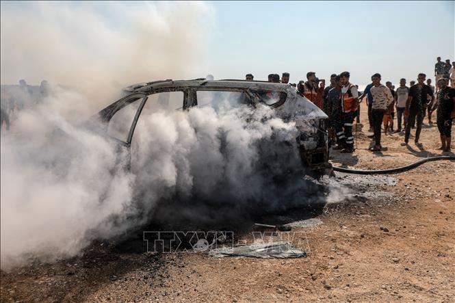 Xe ô tô bị phá hủy sau cuộc không kích của Israel tại thành phố Gaza ngày 13/8/2026. Ảnh: THX/TTXVN phát