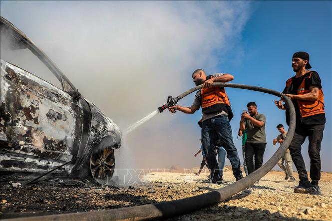 Xe ô tô bị phá hủy sau cuộc không kích của Israel tại thành phố Gaza ngày 13/8/2026. Ảnh: THX/TTXVN phát