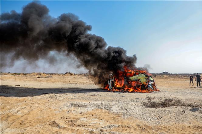 Xe ô tô bị phá hủy sau cuộc không kích của Israel tại thành phố Gaza ngày 13/8/2026. Ảnh: THX/TTXVN phát