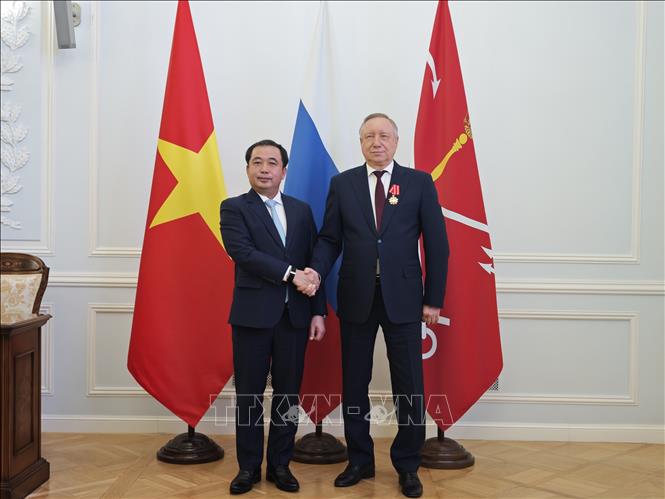 Đồng chí Trần Đức Thắng, Ủy viên Bộ Chính trị, Bí thư Thành ủy Hà Nội, và Thống đốc Saint Petersburg Aleksander Beglov. Ảnh: Tâm Hằng, phóng viên TTXVN tại LB Nga