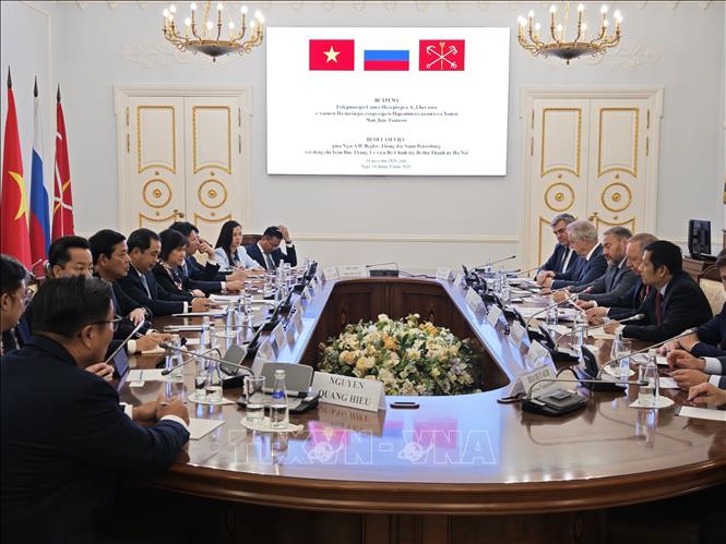 The Vietnamese delegation has a working session with Saint Petersburg's authorities. VNA Photo: Tâm Hằng