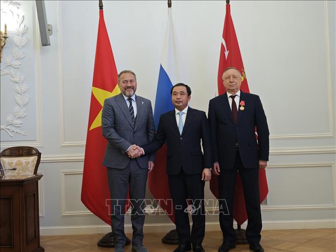 Thang and Governor of Saint Petersburg Aleksander Beglov, Chairman of the St. Petersburg Legislative Council Aleksander Belski (left).  VNA Photo: Tâm Hằng