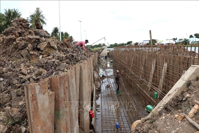 Công trình kè chống sạt lở bờ sông Láng Thé kết hợp khán đài đua ghe Ngo (phường Nguyệt Hóa) đang được đẩy nhanh tiến độ để hoàn thành, đưa vào sử dụng trong tháng 9/2026. Ảnh: Thanh Hòa - TTXVN
