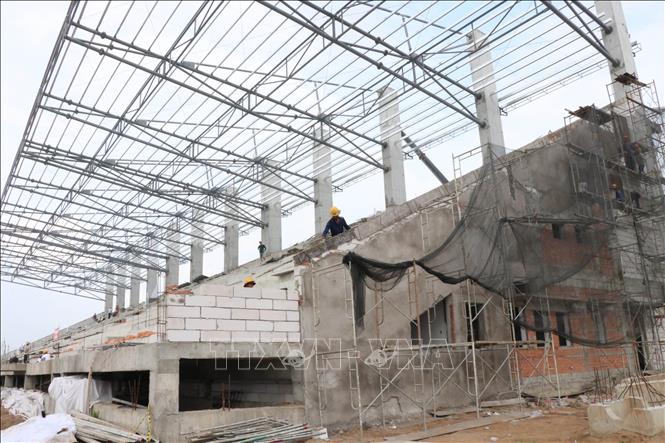 Đơn vị thi công đang đẩy nhanh tiến độ Khán đài đua ghe Ngo (xã Bình Phú). Ảnh: Thanh Hòa - TTXVN