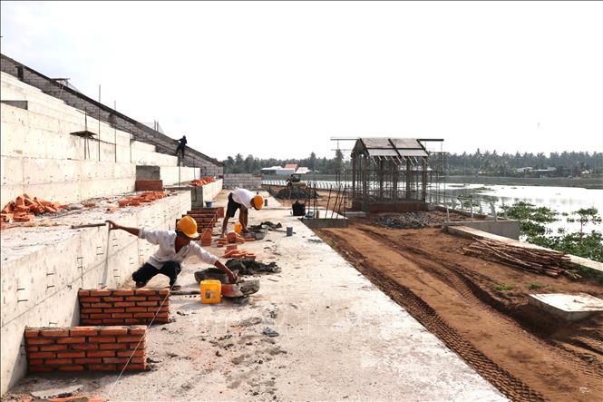 Khán đài đua ghe Ngo của công trình kè chống sạt lở bờ sông Láng Thé kết hợp khán đài đua ghe Ngo (xã Bình Phú) đang được đẩy nhanh tiến độ để hoàn thành, đưa vào sử dụng trong tháng 9/2026. Ảnh: Thanh Hòa - TTXVN