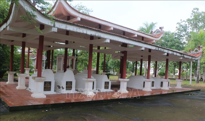 Khu mộ phần gia đình anh em nông dân Mười Chức trong khu di tích đang xuống cấp với những lớp sơn bị bong tróc, xi măng rơi vãi. Ảnh: Tuấn Kiệt – TTXVN