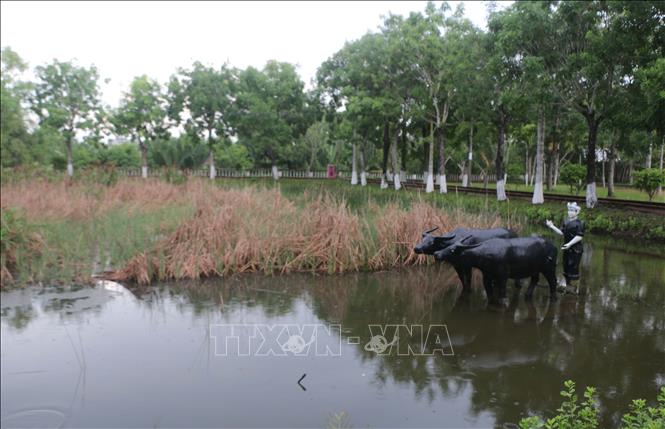Cụm tượng tái hiện cảnh anh em Mười Chức khẩn hoang, cải tạo đất trên cánh đồng Nọc Nạng. Ảnh: Tuấn Kiệt – TTXVN