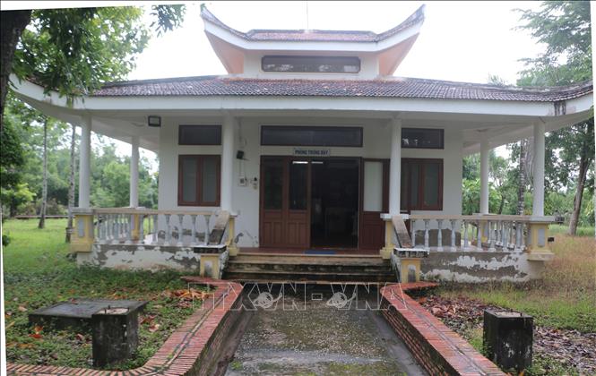 Nhà trưng bày trong Di tích Nọc Nạng đang xuống cấp, tường bong tróc, rêu phong. Ảnh: Tuấn Kiệt – TTXVN